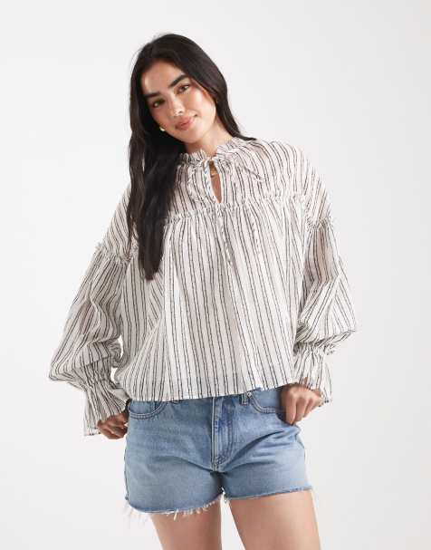 ASOS DESIGN – Gestreiftes, langärmliges Hänger-Oberteil mit Knitterstruktur, gebundenem Ausschnitt und Rüschen - view 1