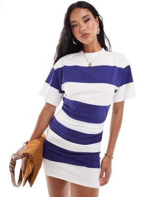 ASOS DESIGN - Gestreiftes Midi-T-Shirt-Kleid in Marineblau mit seitlicher Raffung und Rundhalsausschnitt-Bunt