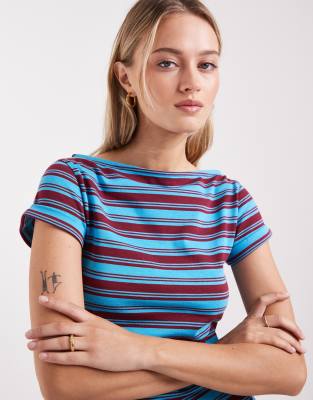 ASOS DESIGN - Gestreiftes Oberteil in Blau und Burgunderrot mit U-Boot-Ausschnitt-Bunt