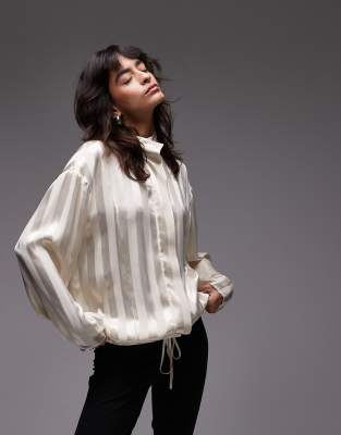 ASOS DESIGN - Gestreiftes Satin-Hemd in Ecru mit Trichterkragen, Kombiteil-Weiß