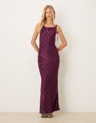 ASOS DESIGN - Gestreiftes Satin-Maxikleid in Pflaume mit Wasserfallausschnitt am Rücken-Lila
