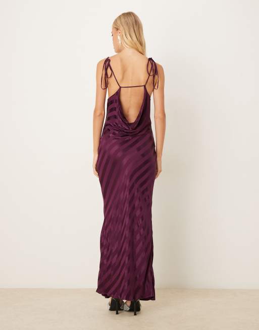 ASOS DESIGN – Gestreiftes Satin-Maxikleid in Pflaume mit Wasserfallausschnitt am Rücken, 3 von 4