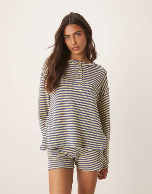 ASOS DESIGN – Gestreiftes Set in Blau und Gelb, aus Oversize-Oberteil mit Henley-Ausschnitt und Mikro-Shorts