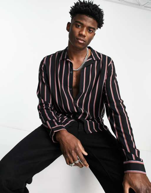 ASOS DESIGN– Gestreiftes Viskosehemd in Schwarz mit Reverskragen in normaler Passform