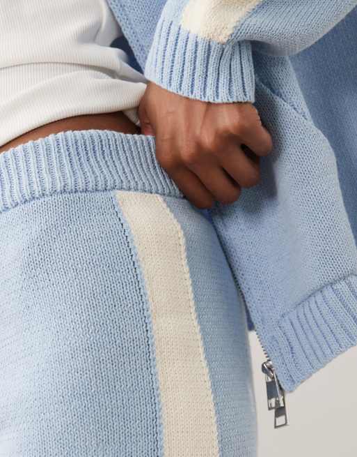 ASOS DESIGN – Gestrickte Mikro-Shorts in Blau mit Streifen, Kombiteil, 4 von 5