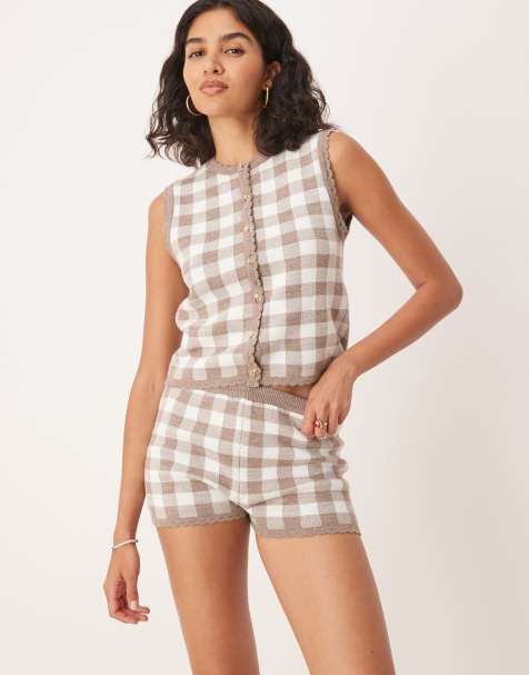 ASOS DESIGN – Gestrickte Shorts in Mokka mit Vichy-Karo und Bogenkante, Kombiteil - view 1