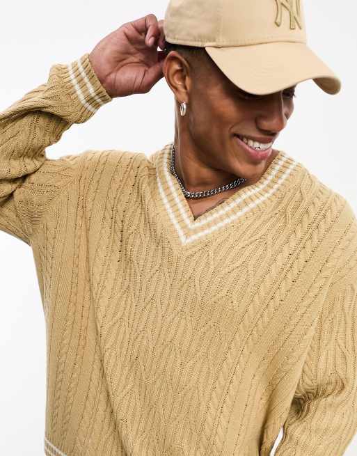 ASOS DESIGN – Gestrickter Oversize-Cricket-Pullover in Hellbeige mit Zopfmuster und weißen Zierstreifen