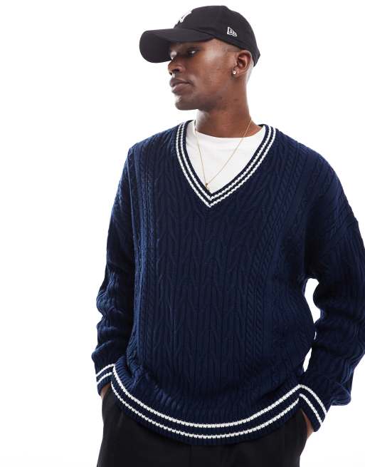 ASOS DESIGN – Gestrickter Oversize-Cricket-Pullover in Marineblau mit Zopfmuster und Zierstreifen in Weiß