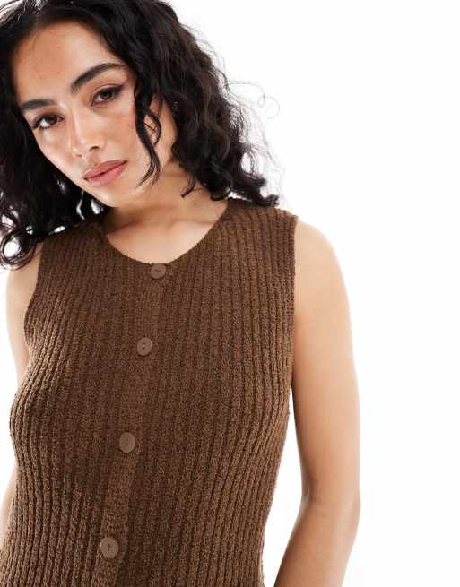 ASOS DESIGN – Gestricktes, durchgeknöpftes Westenkleid in Schokoladenbraun mit strukturierten Maschen, 4 von 4