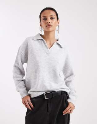 ASOS DESIGN - Gestricktes, flauschiges Polo-Oberteil in meliertem Grau