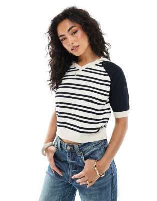 ASOS DESIGN - Gestricktes Fußball-Polohemd in Marineblau gestreift-Bunt