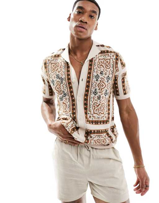 ASOS DESIGN – Gestricktes, kurzärmliges Poloshirt in Stein mit durchgehender Knopfleiste und Paisley-Muster