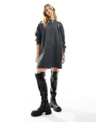 ASOS DESIGN - Gestricktes Mini-Pulloverkleid in Anthrazit mit Zopfmuster-Grau