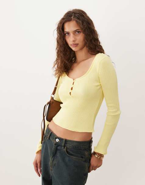 ASOS DESIGN gestricktes Oberteil mit Rundhalsausschnitt und Knopfdetail in Buttermilch - view 1