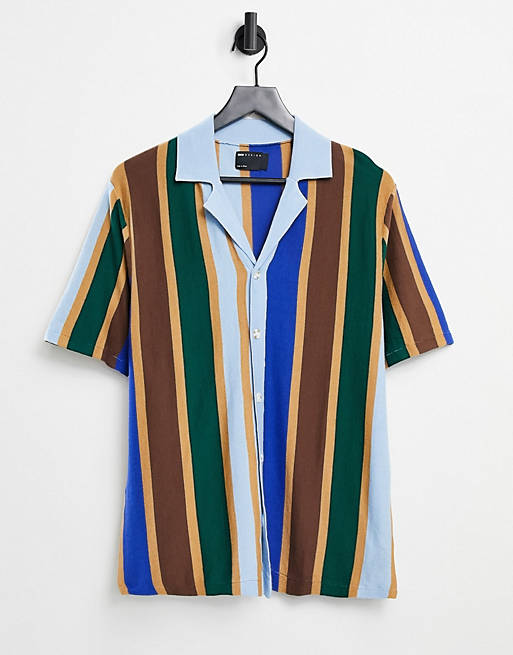 ASOS DESIGN – Gestricktes Polohemd mit Reverskragen und senkrechten Streifen