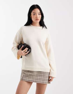 ASOS DESIGN - Gestricktes Pulloverkleid aus Webstoff in Ecru mit kariertem Saum-Weiß