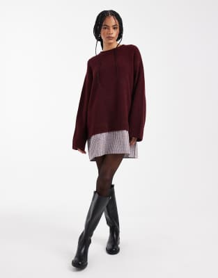ASOS DESIGN - Gestricktes Pulloverkleid aus Webstoff in Pflaume mit kariertem Saum-Rot