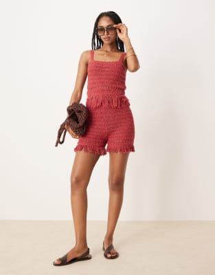 ASOS DESIGN – Gestricktes Set in Burgunderrot mit Häkelstruktur, aus Camisole-Top mit Fransensaum und Shorts - view 1