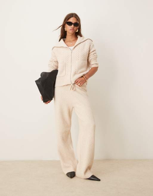 ASOS DESIGN – Gestricktes Set in Cremeweiß, aus Strickjacke mit Reißverschluss, weitem Kragen und Zopfmuster und weit geschnittener Hose