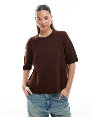 ASOS DESIGN - Gestricktes T-Shirt in Braun mit aufgesetzten Taschen