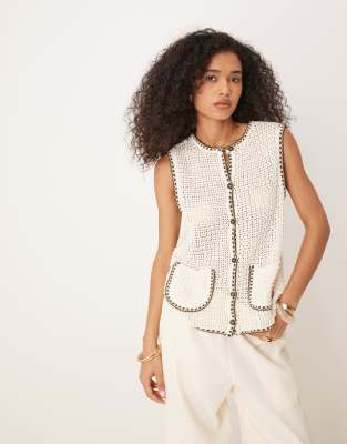 ASOS DESIGN - Gestricktes Tanktop in Ecru mit aufgesetzten Taschen und Languettenstich-Weiß