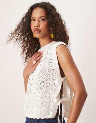 ASOS DESIGN - Gestricktes Tanktop in Weiß mit auffälligem Patchwork-Muster und seitlicher Schnürung