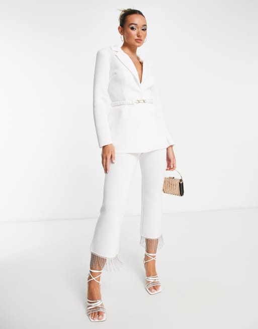 ASOS DESIGN - Gestructureerde blazer van jersey met ceintuur, open achterkant en diamanten details in wit 