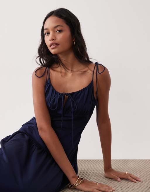 ASOS DESIGN gestructureerde katoenen maxi-zomerjurk met strik, verlaagde taille in navy, 2 van 4