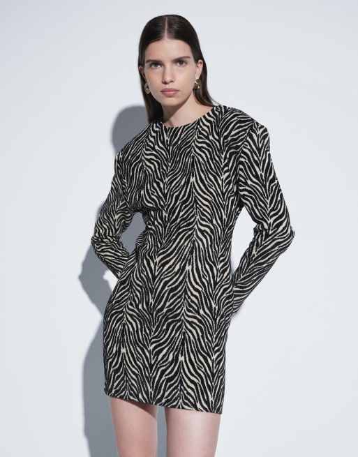 ASOS DESIGN gestructureerde mini-jurk met extreem brede schouders in zebra-jacquard, 4 van 5