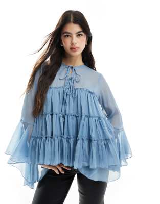 ASOS DESIGN - Gestufte Bluse in Blau mit gebundener Vorderseite und Rüschen-Manschetten