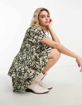 ASOS DESIGN - Gestufter, gesmokter Playsuit mit Knopfleiste und Blumenmuster im Grunge-Design-Bunt