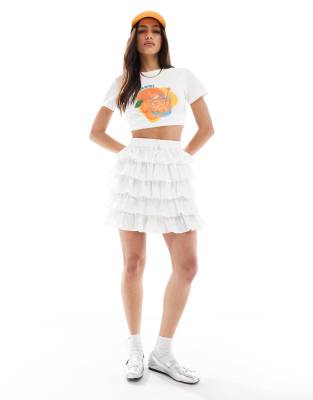 Thumbnail - ASOS DESIGN - Gestufter, kurzer Rüschenrock in Weiß mit Lochstickerei