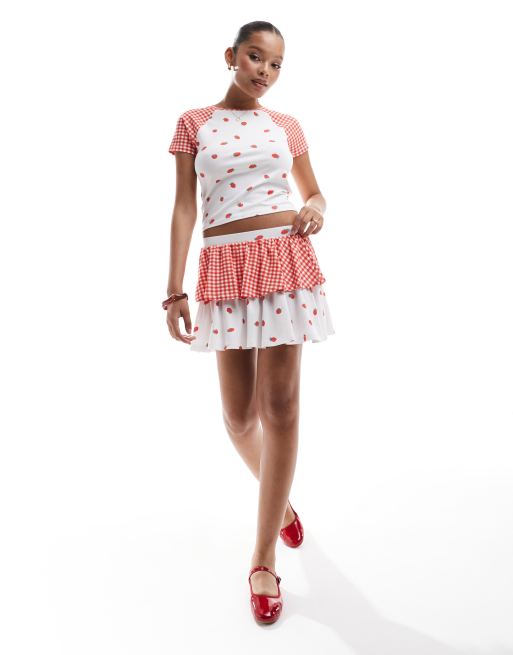 ASOS DESIGN – Gestufter Minirock mit Erdbeermuster