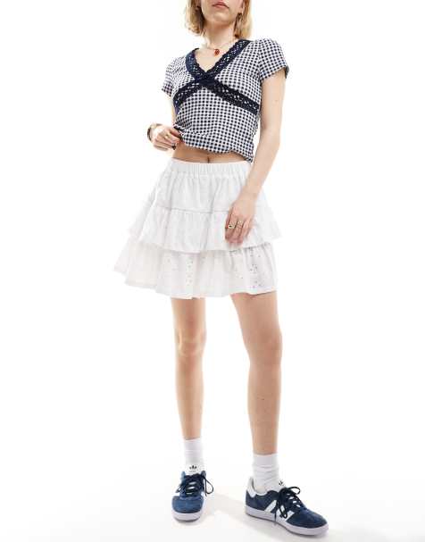 ASOS DESIGN – Gestufter Rock in Weiß mit Lochstickerei - view 1