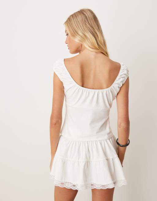 ASOS DESIGN – Gestufter, schwingender Minirock in Weiß mit Spitzenbesatz, 2 von 5