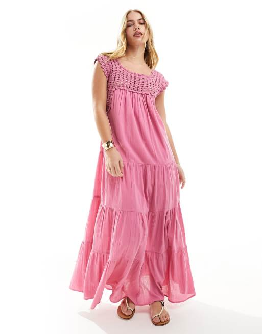 ASOS DESIGN – Gestuftes, ausgestelltes Maxikleid in Rosé mit gehäkeltem Einsatz 