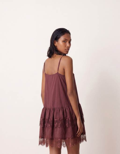 ASOS DESIGN – Gestuftes Camisole-Minikleid aus Satin in Braun mit Rüschen und Spitzendetail, 3 von 4