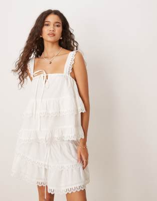 ASOS DESIGN – Gestuftes Camisole-Oberteil in Weiß mit Spitzenborte - view 1