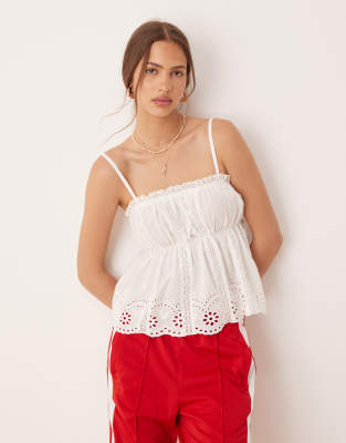 ASOS DESIGN - Gestuftes Camisole-Top in Weiß mit Spitzeneinsatz und Lochstickerei
