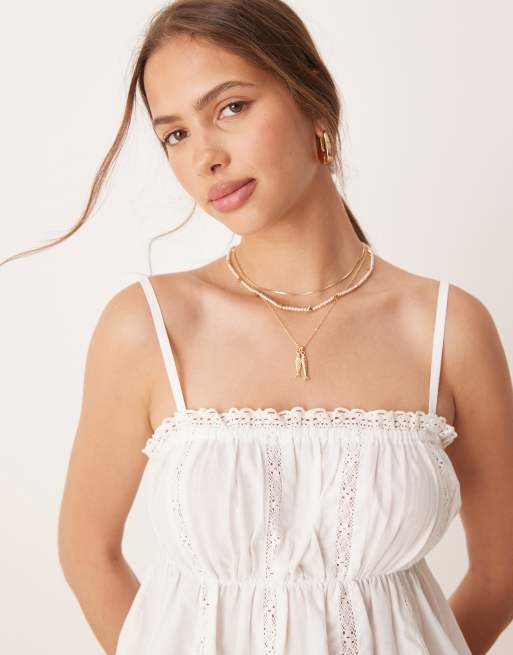 ASOS DESIGN – Gestuftes Camisole-Top in Weiß mit Spitzeneinsatz und Lochstickerei, 4 von 4