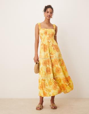 ASOS DESIGN - Gestuftes, gesmoktes Midikleid in Orange mit eckigem Ausschnitt, Spitzeneinsätzen und Blumenmuster-Bunt