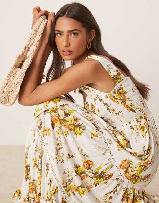 ASOS DESIGN – Gestuftes, gesmoktes Midikleid mit Blümchenmuster im Vintage-Stil, eckigem Ausschnitt und Spitzeneinsätzen, 2 von 4