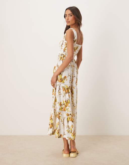 ASOS DESIGN – Gestuftes, gesmoktes Midikleid mit Blümchenmuster im Vintage-Stil, eckigem Ausschnitt und Spitzeneinsätzen, 3 von 4