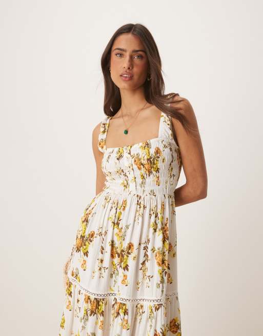 ASOS DESIGN – Gestuftes, gesmoktes Midikleid mit Blümchenmuster im Vintage-Stil, eckigem Ausschnitt und Spitzeneinsätzen, 4 von 4