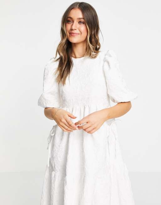 ASOS DESIGN – Gestuftes Jacquard-Midikleid in Weiß mit Balgtaschen, 3 von 4
