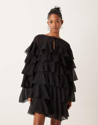 ASOS DESIGN - Gestuftes, langärmliges Chiffon-Minikleid in Schwarz mit Rüschen