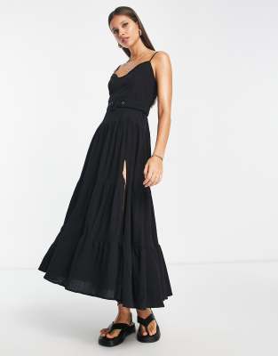 ASOS DESIGN - Gestuftes Maxi-Sommerkleid in Schwarz mit Gürtel