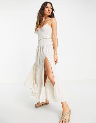 ASOS DESIGN - Gestuftes Maxi-Sommerkleid mit natürlich wirkendem Knittereffekt in Stein mit Gürtel-Neutral