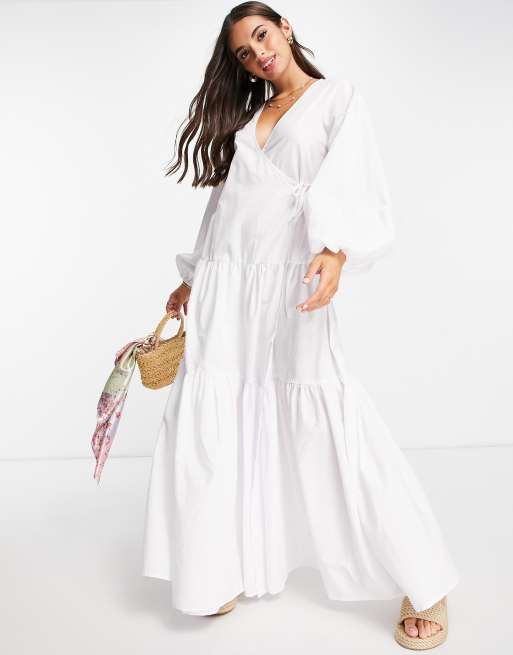 ASOS DESIGN – Gestuftes Maxi-Wickelkleid mit tief angesetzter Taille in Weiß