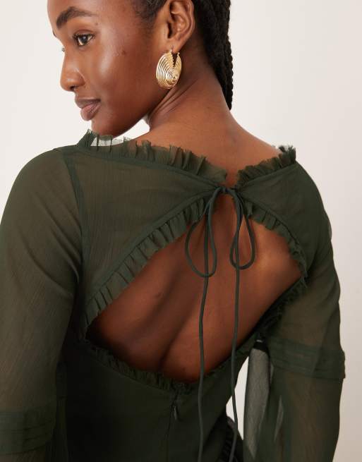 ASOS DESIGN – Gestuftes Maxikleid in dunklem Olivgrün mit V-Ausschnitt, nach hinten abfallendem Saum, Rüschen und Biesen, 2 von 4